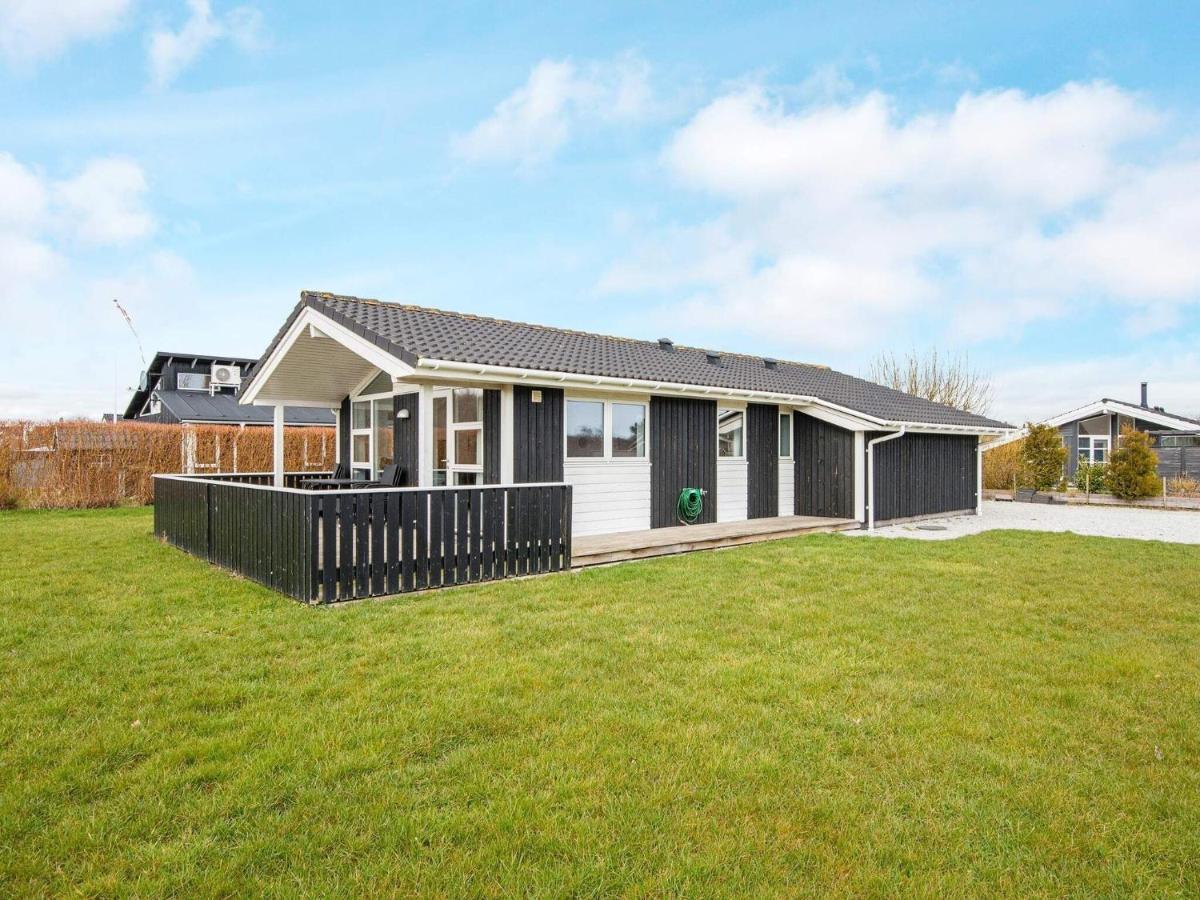 Three-Bedroom Holiday Home In Juelsminde 18 Sonderby  Dış mekan fotoğraf